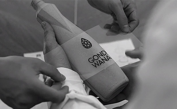 Equipo de Tridimage crea maqueta de etiqueta y botella.