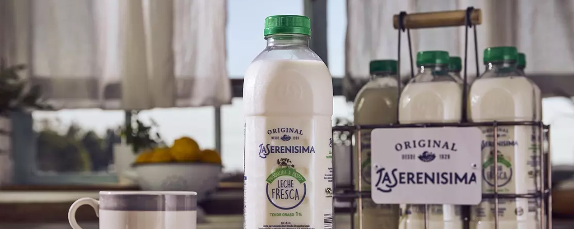 Foto de botella PET para leche La Serenísima en una cocina, nuevo diseño por Tridimage.