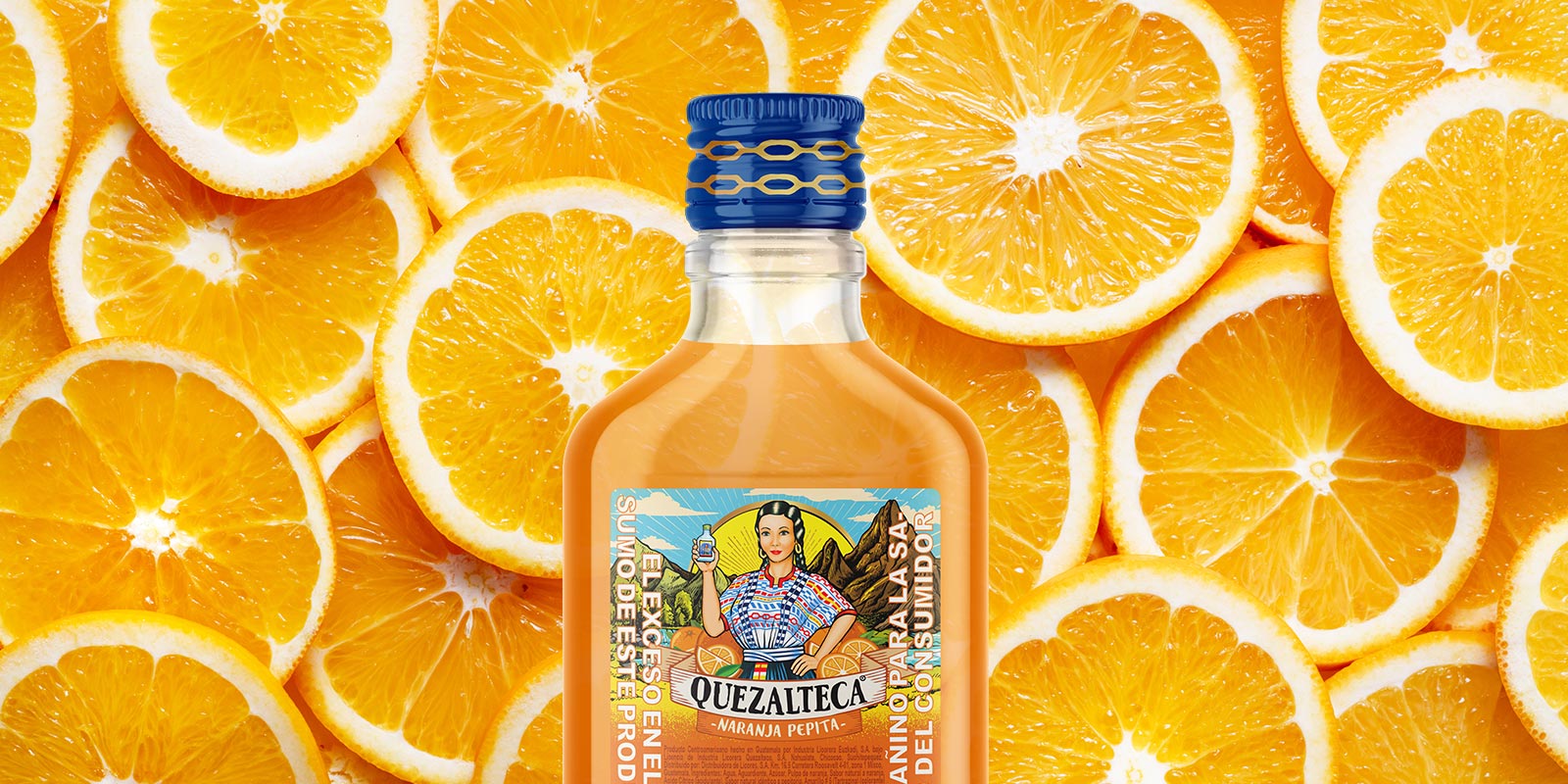 Imagen de botella de aguardiente Quezalteca sabor naranja pepita en fondo de rodajas de naranja, rediseño de etiqueta por Tridimage.