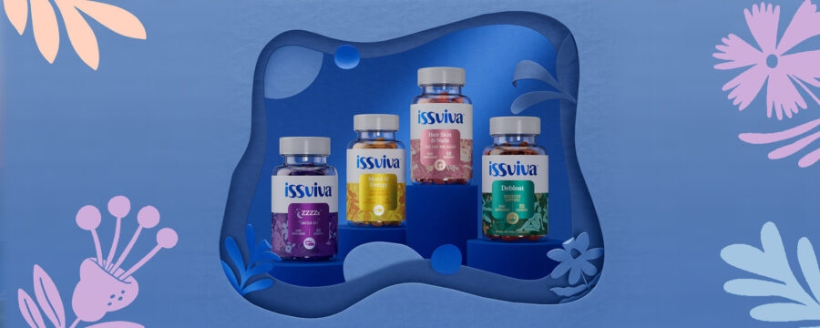 Cuatro frascos de vitaminas marca Issviva en un set que simula estar hecho con recortes de papel. Diseño de etiquetas por Tridimage.