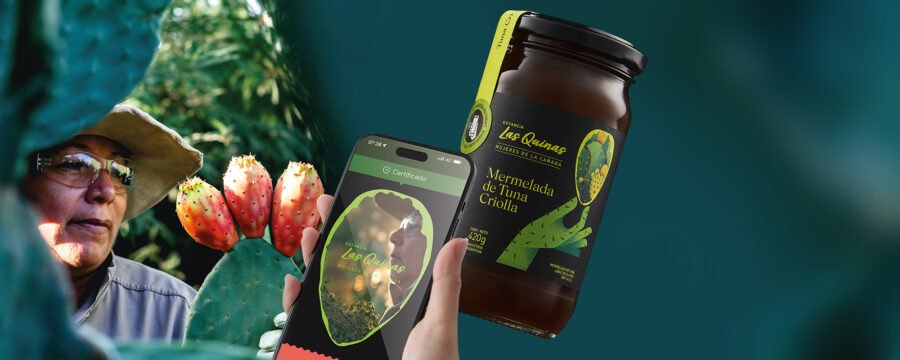 Mujer santiagueña sostiene una tuna con frutos. Primer plano de una mano que escane con un smartphone la etiqueta de un frasco de mermelada de tuna Las Quinas. Diseño por Tridimage.