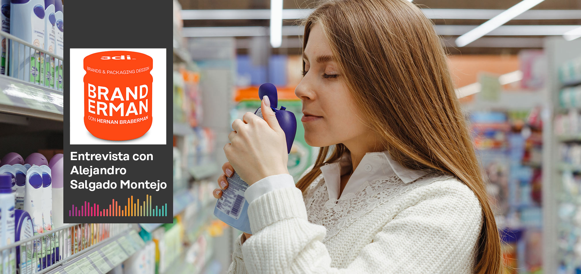 Mujer huele el interior de una botella de shampoo en el supermercado. Banner de la entrevista “Neurociencia y machine learning aplicados al diseño de packaging“ para el podcast Branderman de Hernán Braberman con Alejandro Salgado Montejo, doctor en psicología experimental de la Universidad de Oxford.