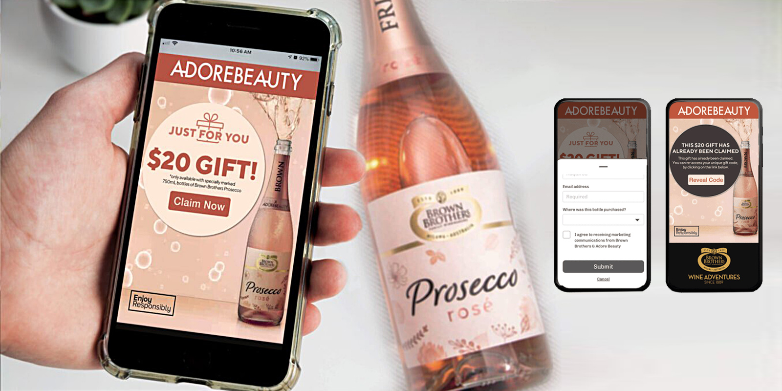 Acercamiento a manos de hombre escaneando con un smartphone la etiqueta de una botella de prosecco rosé Brown Brothers. En la pantalla se ve un vale de regalo.