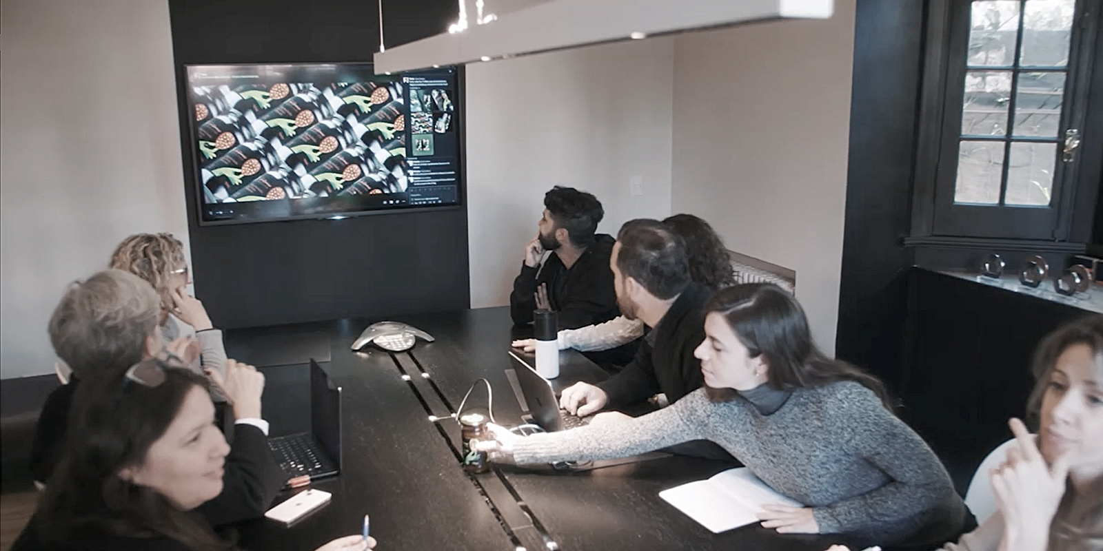 Equipo de diseño Tridimage trabajando en sala de conferencias