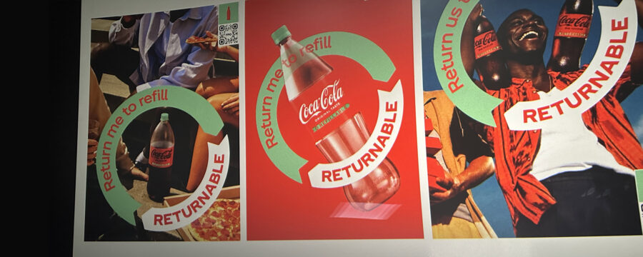 Tres posters de Coca Cola retornable. Conferencia sobre sostenibilidad en el diseño Festival Pentawards.