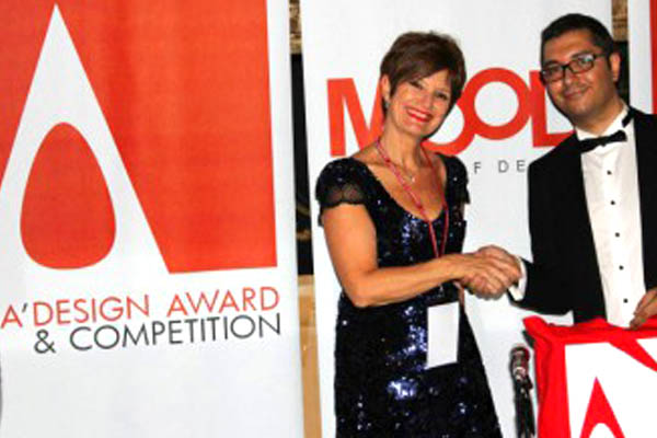Adriana Cortese recibiendo A Design Award en Italia