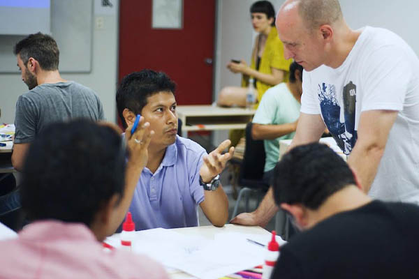 Hernan Braberman dictando taller en Ladfest Perú