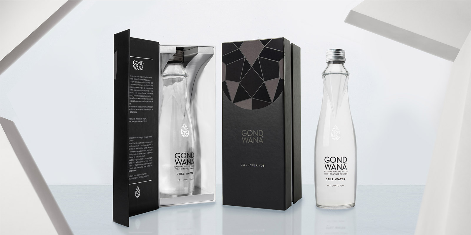 Una botella de agua mineral premium Gond Wana en un elegante empaque en blanco y negro, diseño de packaging por Tridimage.