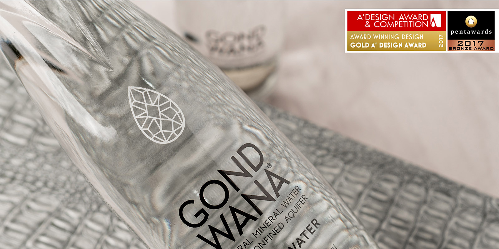 Closeup de una botella de agua mineral premium Gond Wana, con un diseño de packaging de Tridimage galardonado con un Gold A´Design Award en la categoría de diseño de packaging y un premio Pentawards de Bronce en la categoría bebidas, subcategoría aguas.