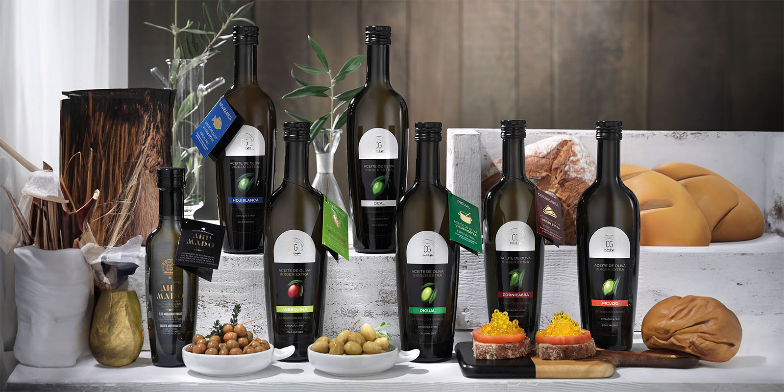 Club del Gourmet: Bodegón elegante de botellas de aceite de oliva sobre estantes de madera blanca, diseño de Tridimage.