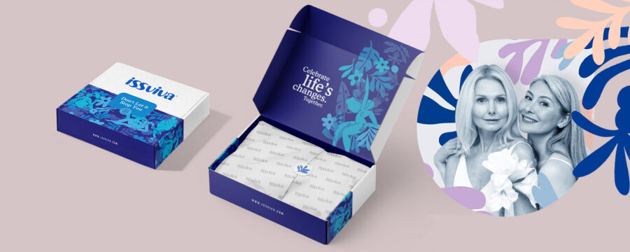 Cajas de productos Issviva, diseño de Tridimage. La caja cerrada muestra el nombre de la marca en letras azules sobre un fondo blanco, mientras que la caja abierta revela un mensaje que dice “Celebremos los cambios de la vida, juntas”, rodeado de diseños florales en tonos azules.