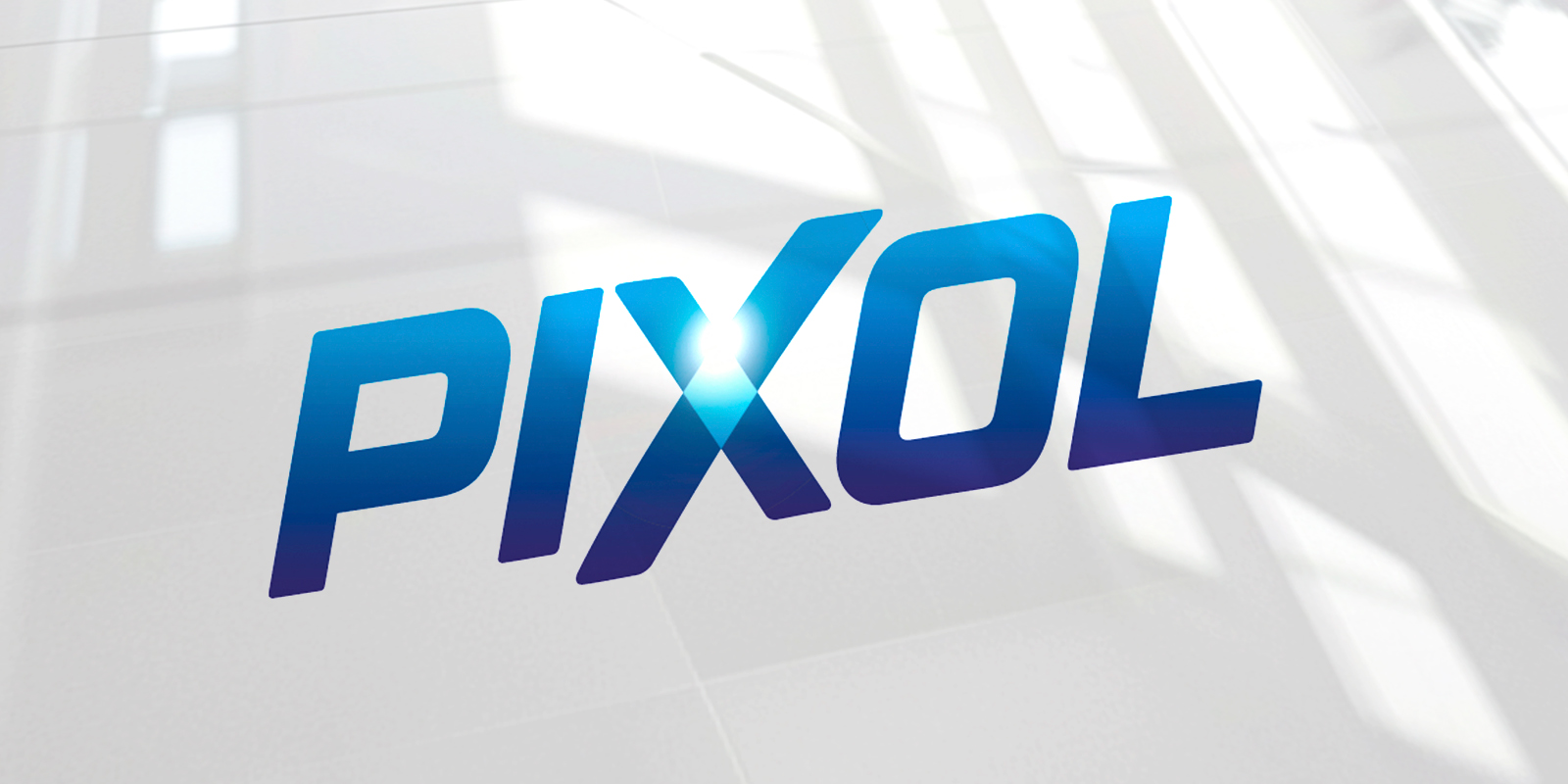 Logo renovado de la marca Pixol, con letras en azul gradiente que resaltan sobre un fondo claro con reflejos, sugiriendo una superficie pulida y moderna. Diseño por Tridimage.