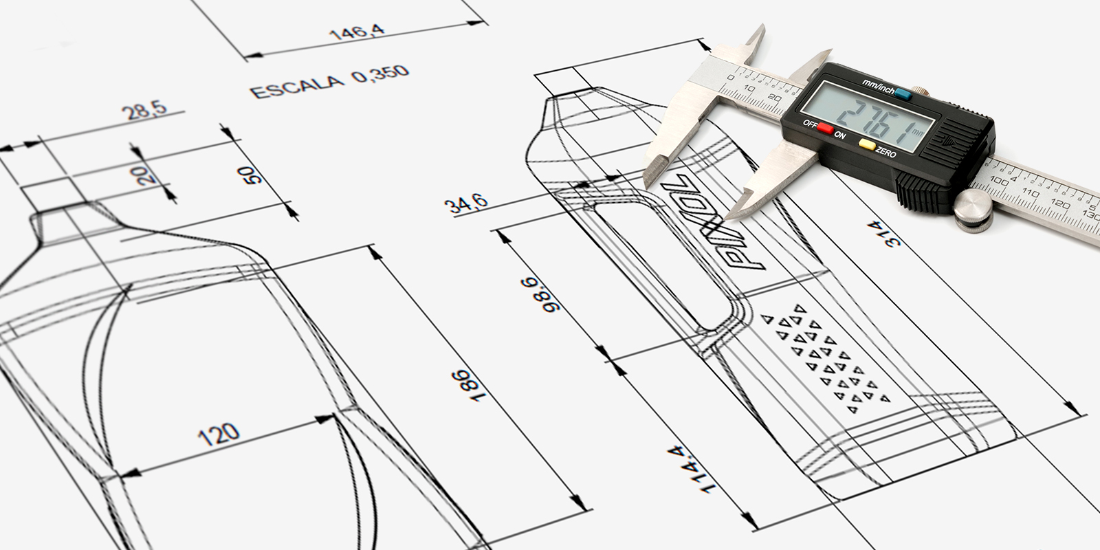 Plano con detalles técnicos y medidas de la botella de líquido limpiador Pixol de 5 litros. Un calibre digital se apoya sobre el plano. Diseño por Tridimage.