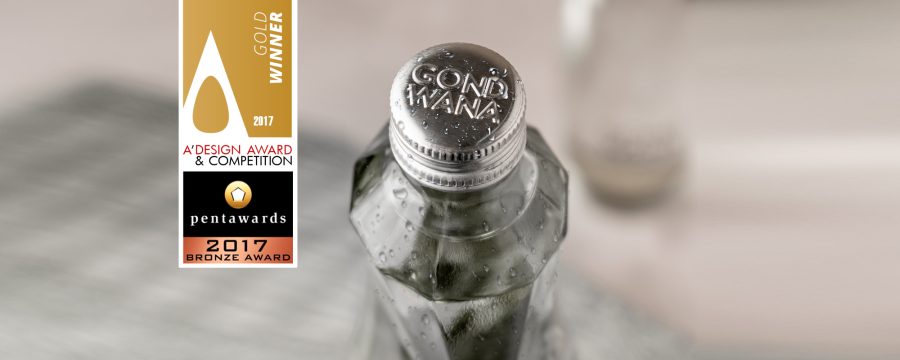 Closeup de la tapa de una botella de agua mineral premium Gond Wana, diseño de packaging por Tridimage. Tiene los sellos A'Design Award Gold Winner 2017 y Pentawards Bronze Award 2017