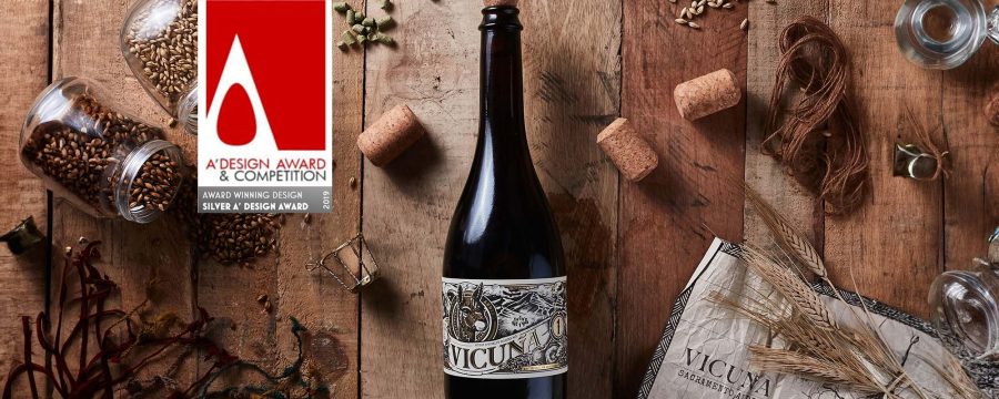 Equipo de trabajo de cerveza Vicuña reunido en un paisaje andino.