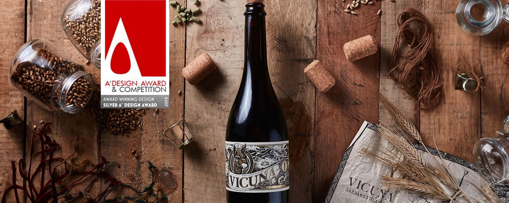 Equipo de trabajo de cerveza Vicuña reunido en un paisaje andino.