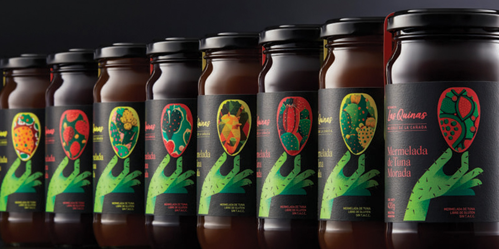 Frascos de mermelada de higos de tuna Las Quinas con diseño sofisticado y etiquetas conectadas digitalmente. Diseño de Tridimage.