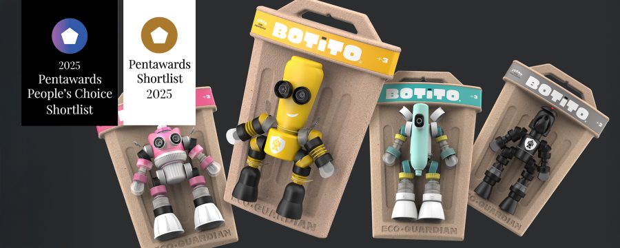 Cuatro robots de juguete BOTITO en packaging de pulpa de papel prensada, cada uno con diseño y colores únicos. El empaque destaca el nombre “Eco-Guardian”, es apto para mayores de 3 años y lleva los sellos de Pentawards Shortlist 2025 y Pentawards People's Choice Shortlist, resaltando su innovación en diseño sustentable. Diseño por Tridimage.