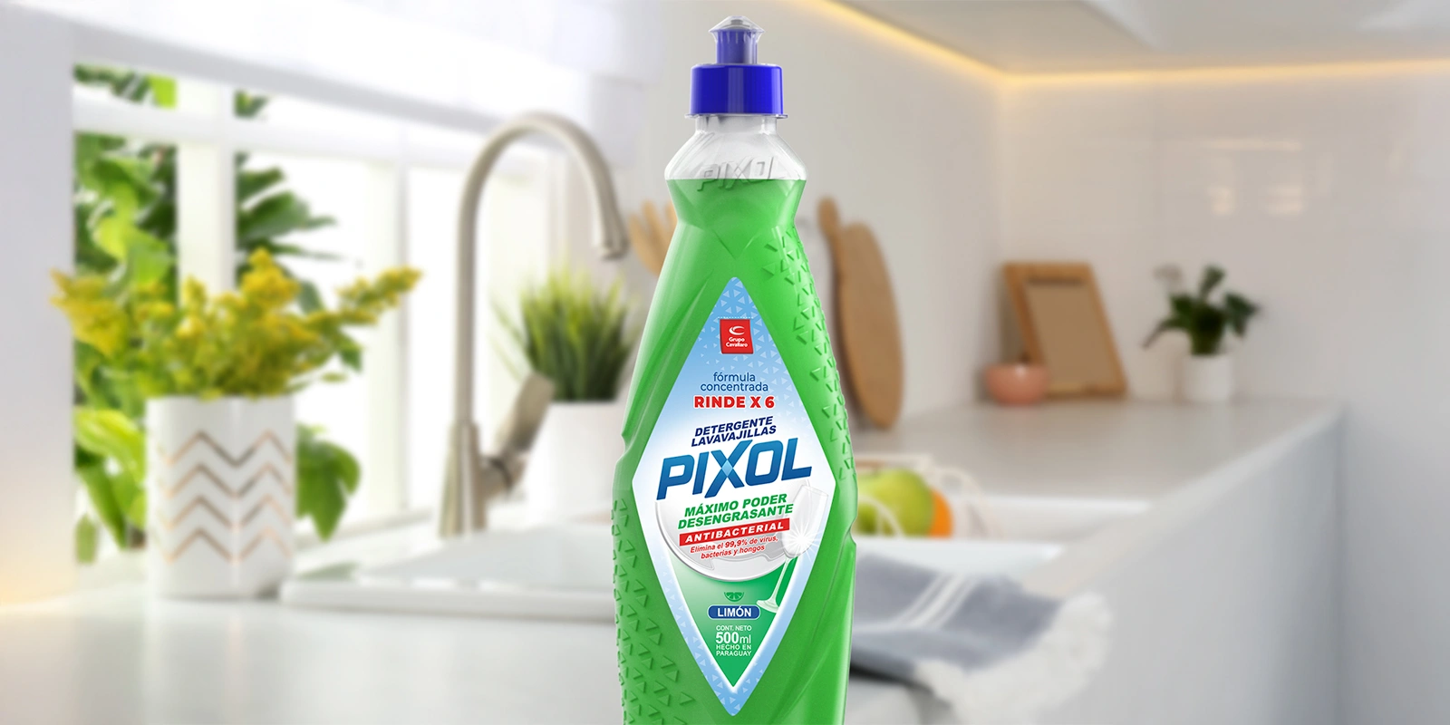 Botella de detergente líquido Pixol diseñada por Tridimage, ubicada sobre una mesada de cocina moderna. El envase verde con tapa azul destaca propiedades como “desengrasante”, “antibacterial” y “rinde x6”. El diseño c