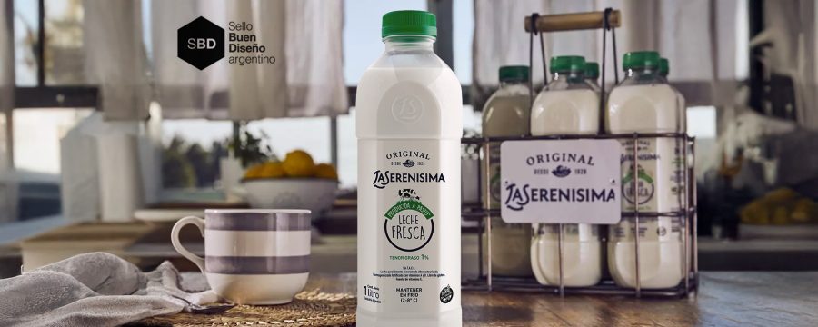 Botella de leche La Serenísima con el Sello Buen Diseño argentino en una ambientación hogareña. Diseño estructural por Tridimage.