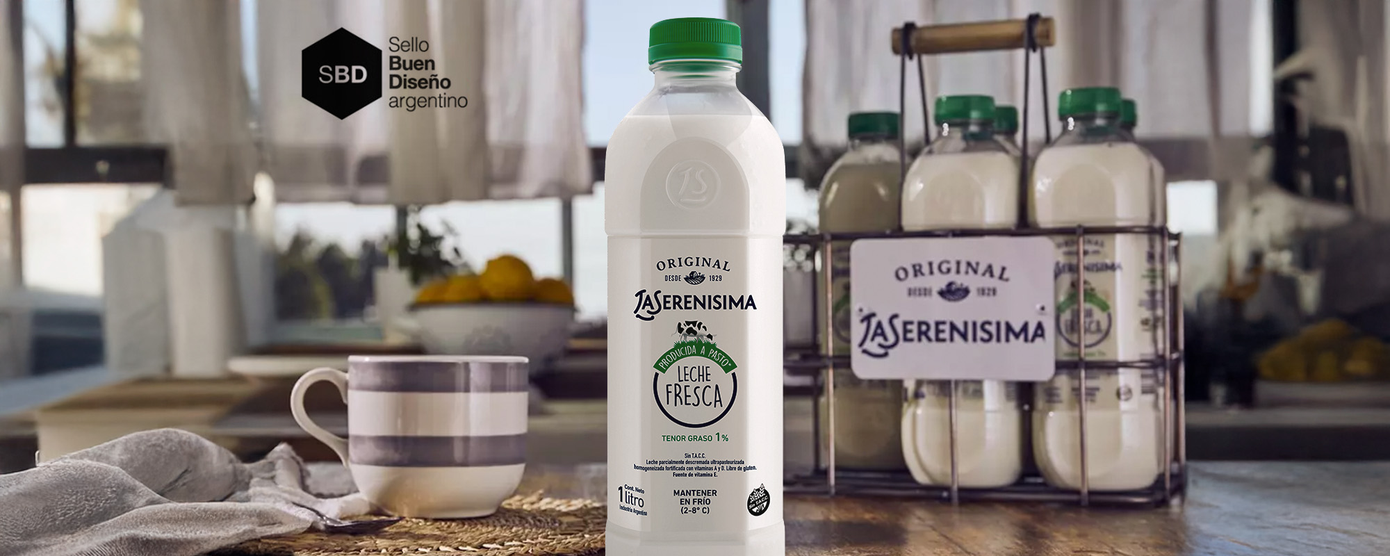 Botella de leche La Serenísima con el Sello Buen Diseño argentino en una ambientación hogareña. Diseño estructural por Tridimage.