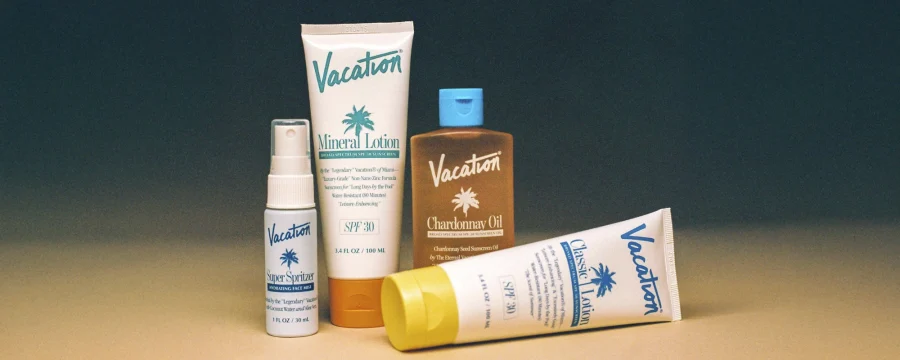 Packaging neo-vintage Vacation Sunscreen, estilo años 80, lociones y aceites con diseño nostálgico, tipografía retro script y paleta azul-amarillo vibrante que evoca la nostalgia playera. Tendencia branding Gen Z.