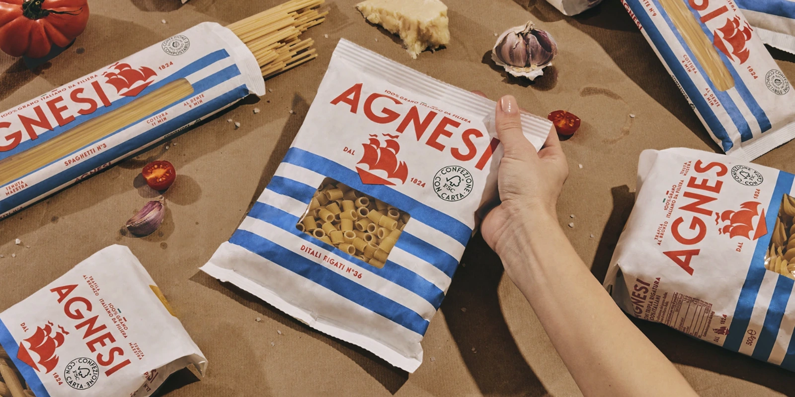 Diseño de packaging neo-vintage Agnesi para pasta seca. Papel rayado azul y rojo, con aire retro italiano.