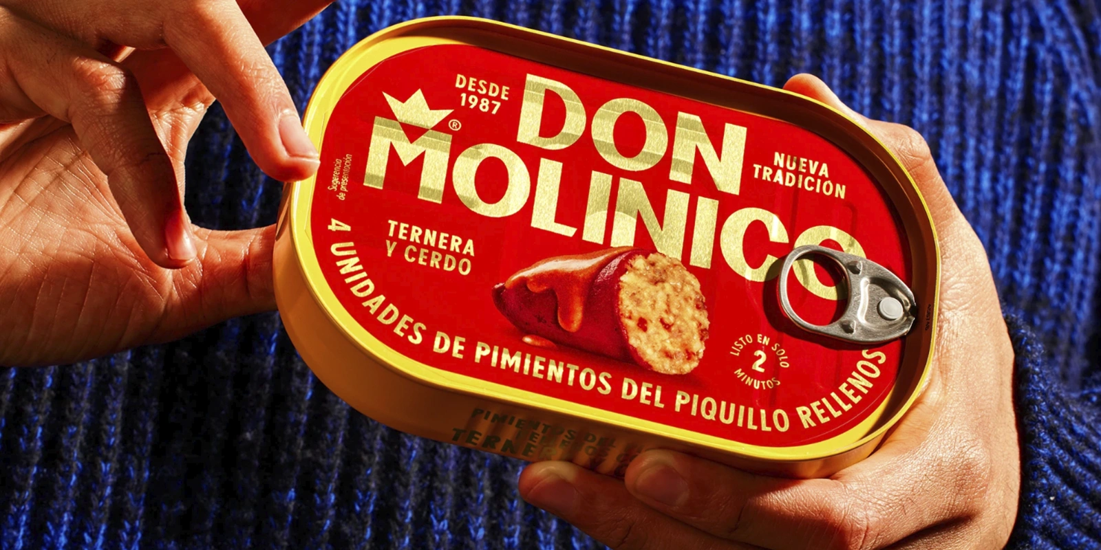 Lata de conservas Don Molinico, diseño packaging retro. Tono rojo intenso y tipografía bold dorada, branding vintage.