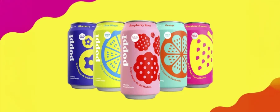 Latas de soda prebiótica Poppi con diseño gráfico de packaging colorido y frutas estilizadas en azul, verde, rosa, turquesa y amarillo. Ejemplo de expresión de color por categoría.
