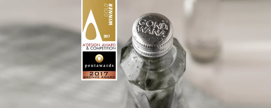 Closeup de la tapa de una botella de agua mineral premium Gond Wana, diseño de packaging por Tridimage. Tiene los sellos A'Design Award Gold Winner 2017 y Pentawards Bronze Award 2017