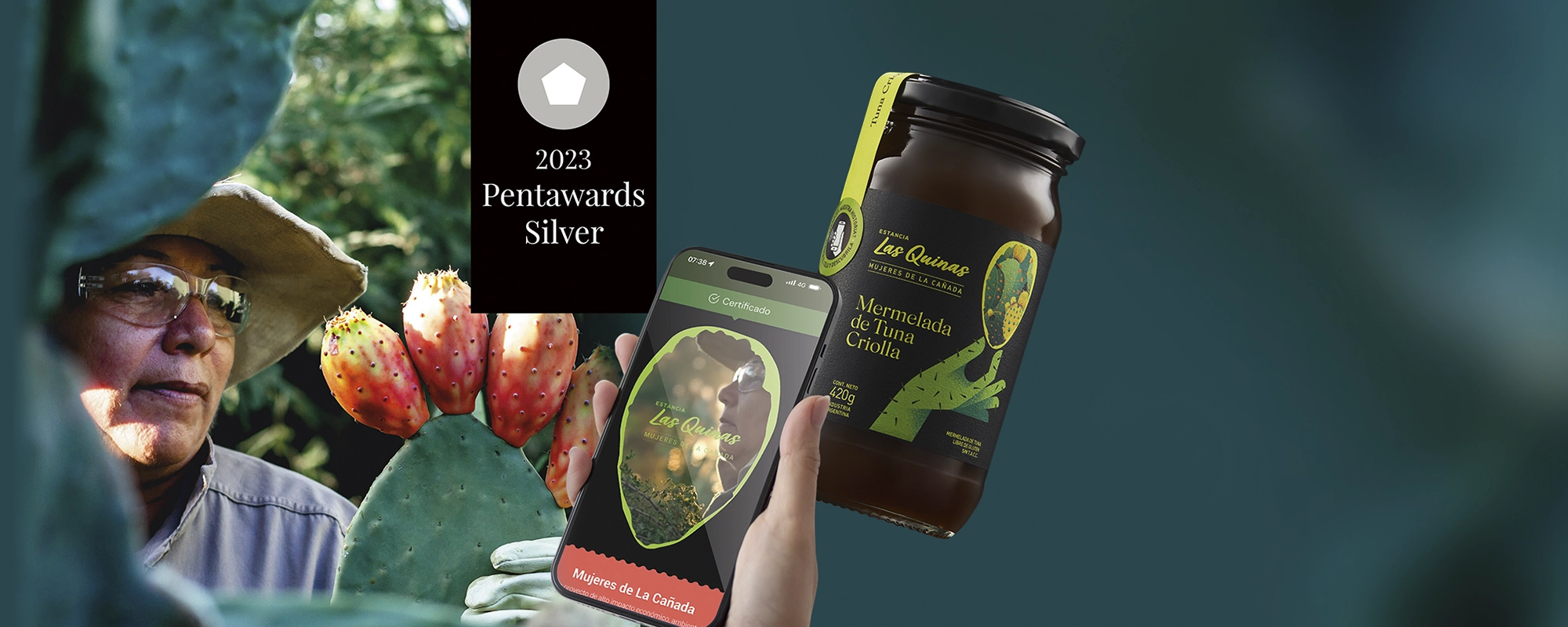 Mujer santiagueña sostiene una tuna con frutos. Primer plano de una mano que escane con un smartphone la etiqueta de un frasco de mermelada de tuna Las Quinas x Mujeres de la Cañada. Diseño por Tridimage.