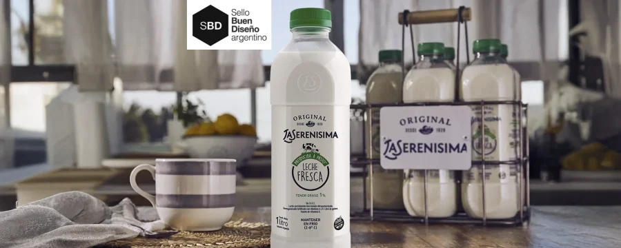 Botella de leche La Serenísima con el Sello Buen Diseño argentino en una ambientación hogareña. Diseño estructural por Tridimage.