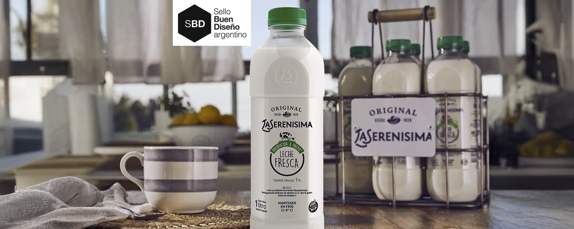 Botella de leche La Serenísima con el Sello Buen Diseño argentino en una ambientación hogareña. Diseño estructural por Tridimage.