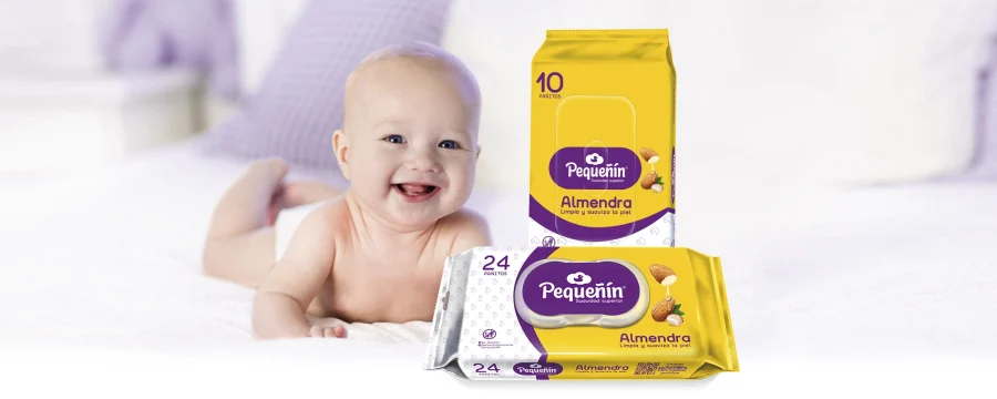 Dos empaques de toallitas húmedas Pequeñín almendra y un bebé que sonríe en un entorno luminoso.
