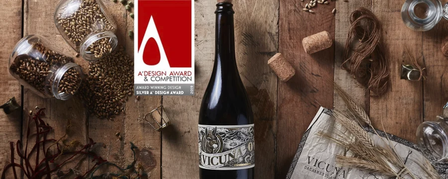 Equipo de trabajo de cerveza Vicuña reunido en un paisaje andino.