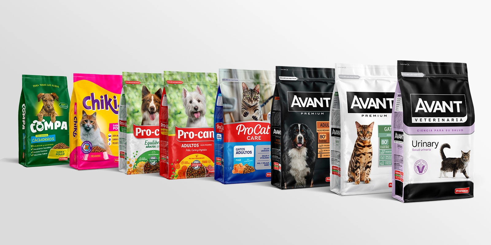 Portfolio Pronaca (vista lateral): Alineación de diversos diseños de packaging creados por Tridimage para las marcas de alimento para mascotas.