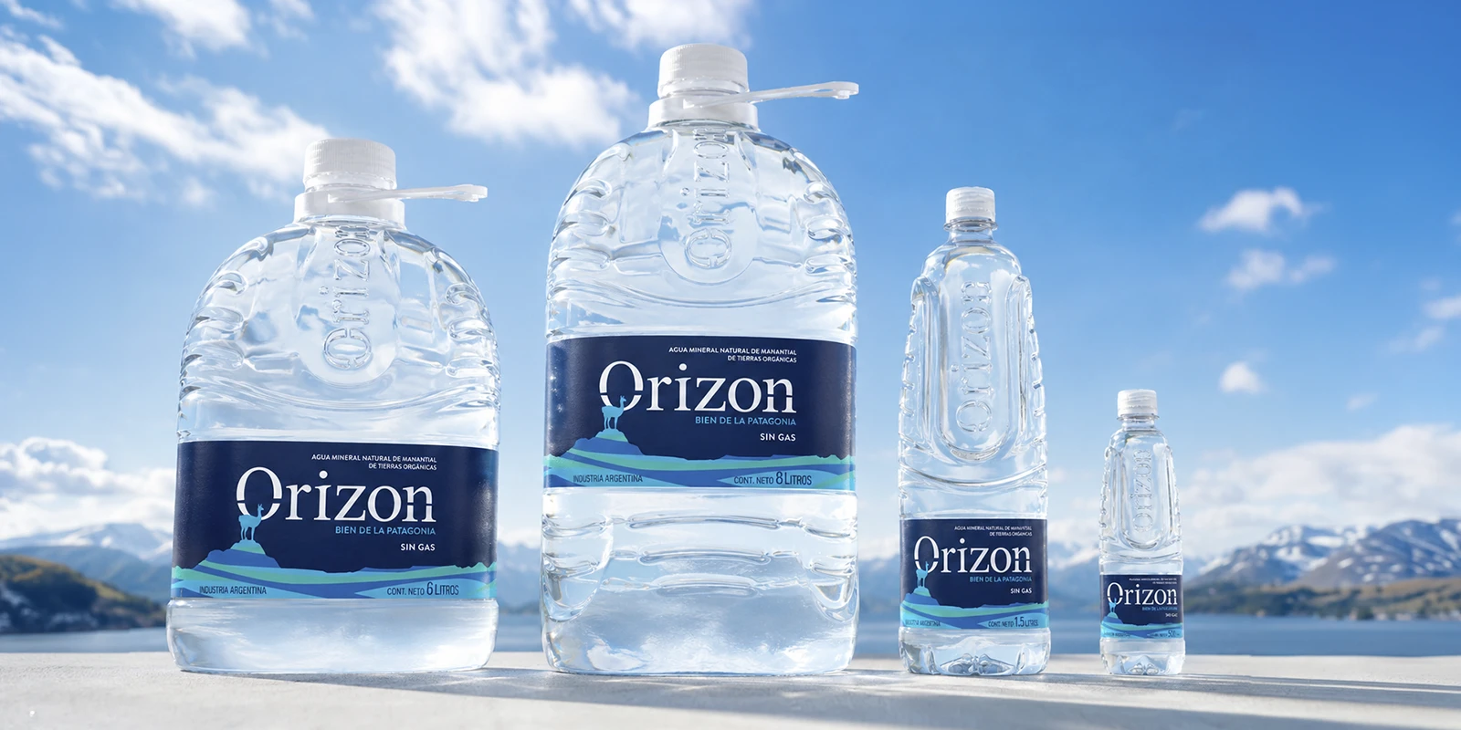 Diferentes tamaños y formatos de botellas y bidones de agua de manantial Orizon con fondo de paisaje patagónico.