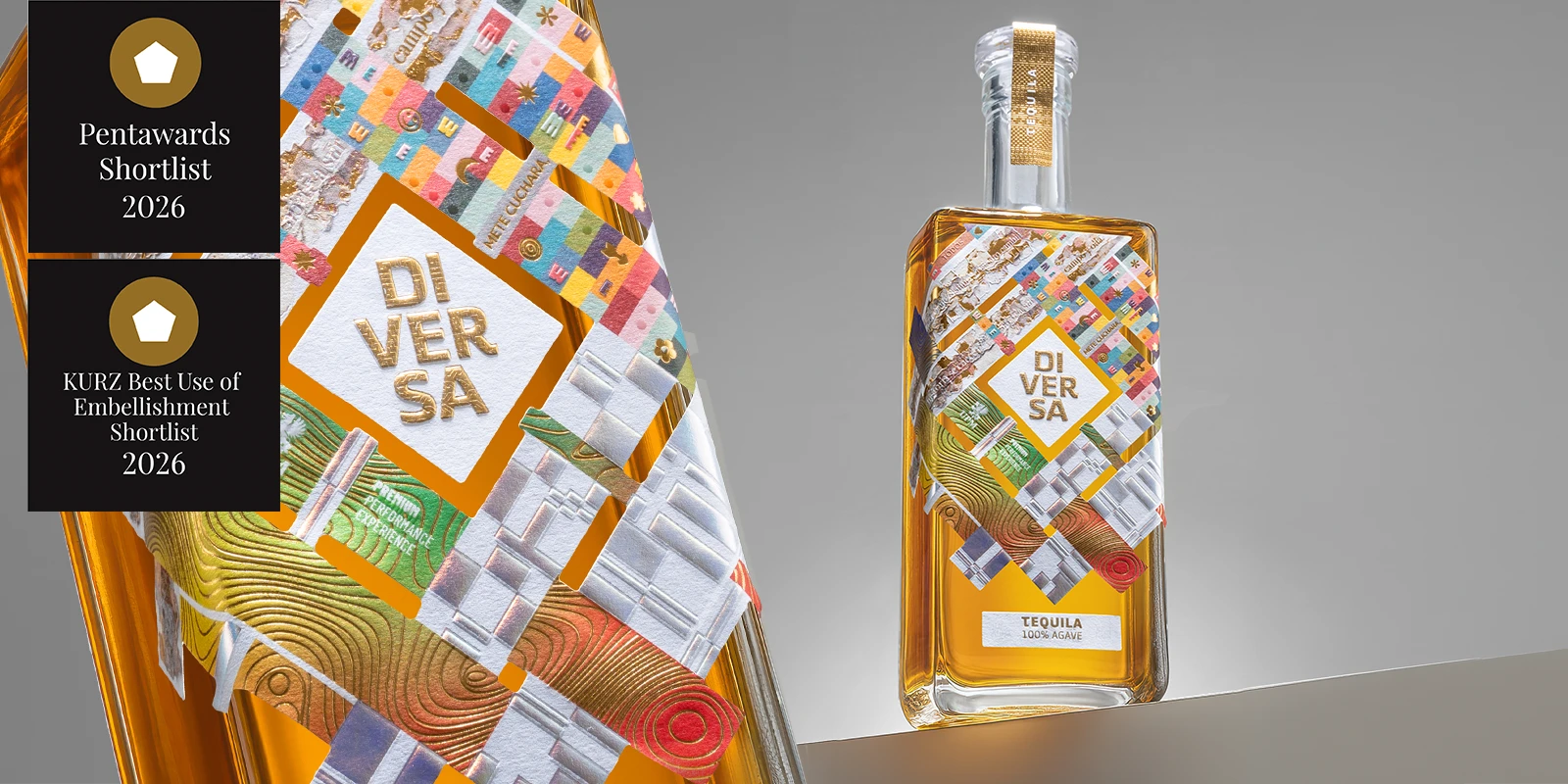 Botella de Tequila Diversa con etiqueta premium entramada de estampado dorado y holográfico, nominada a Pentawards 2026.
