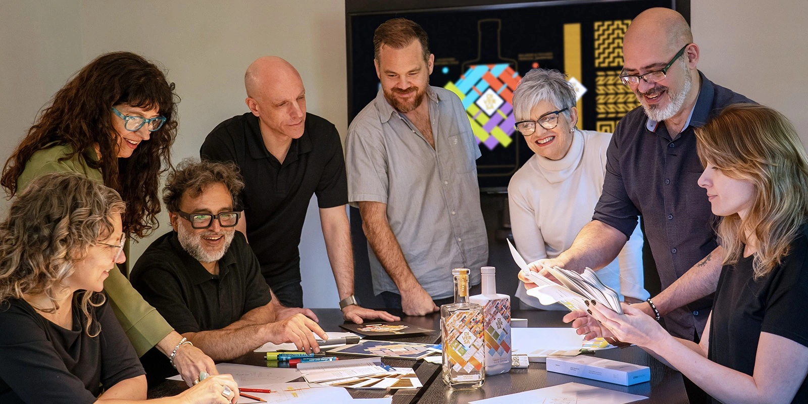 Equipo de diseñadores de packaging de Tridimage analizando muestras impresas y etiquetas del proyecto Tequila Diversa.