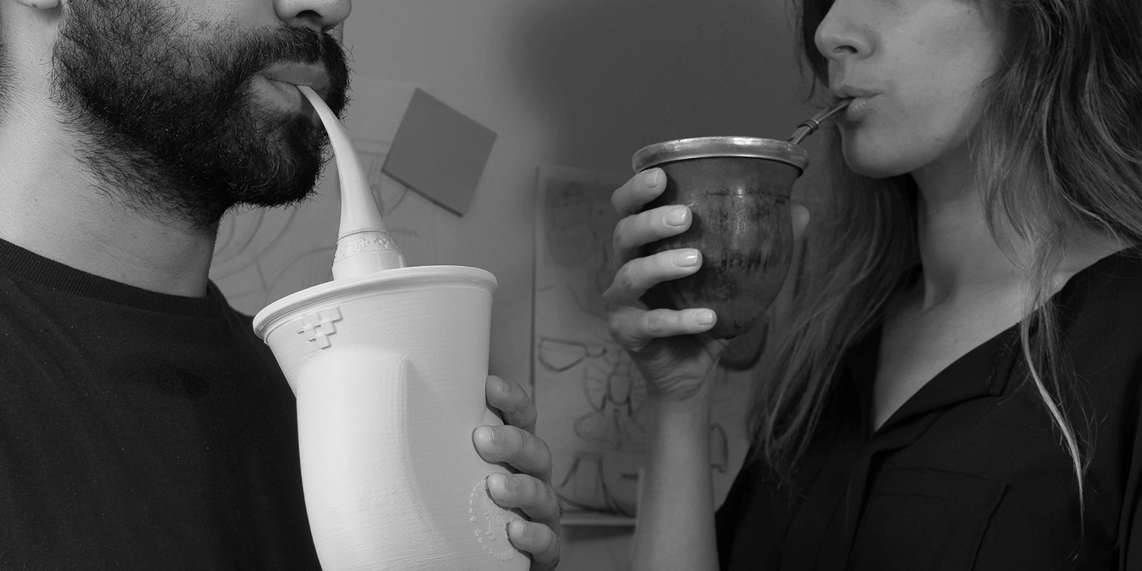 Equipo de diseñadores de Tridimage tomando mate y evaluando prototipo 3D para el packaging de Argintum.