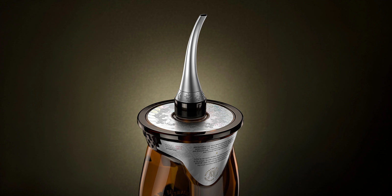 Pico vertedor de metal sobre botella de vidrio ámbar Argintum, diseño de packaging premium por Tridimage.