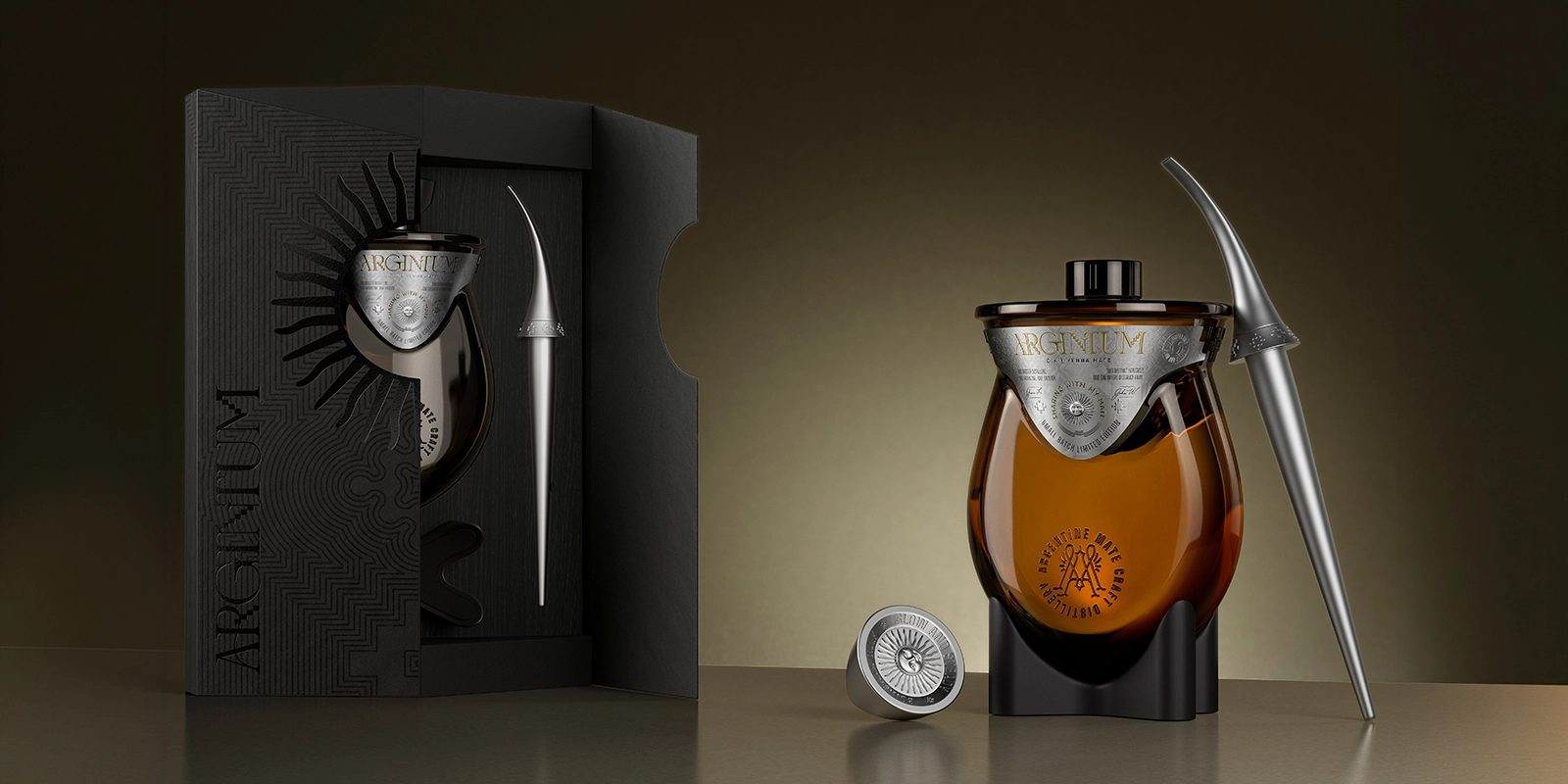 Botella Argintum junto a su estuche exclusivo y pico vertedor, packaging estructural diseñado por Tridimage.