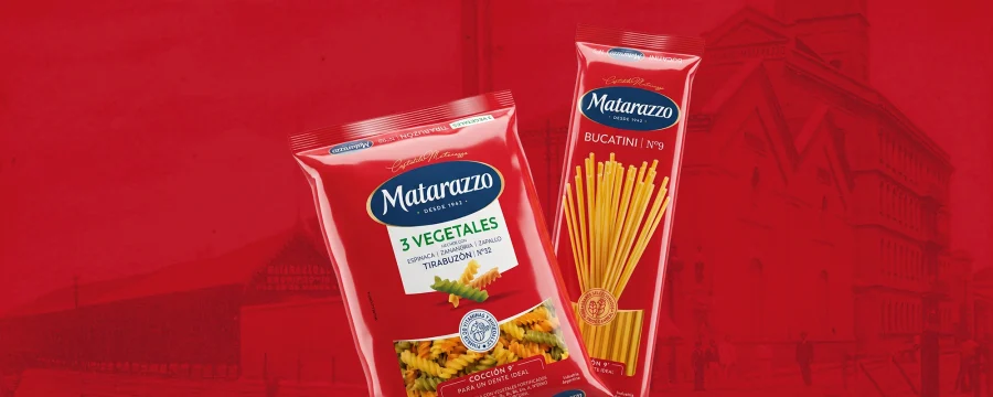 Paquetes de fideos Matarazzo sobre fondo rojo con arquitectura histórica argentina.