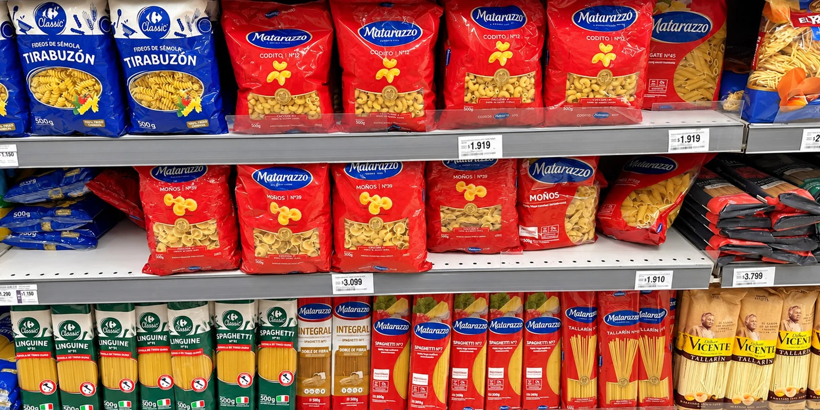 Góndola de supermercado con los distintos tipos de pasta y packaging rediseñados de Matarazzo.