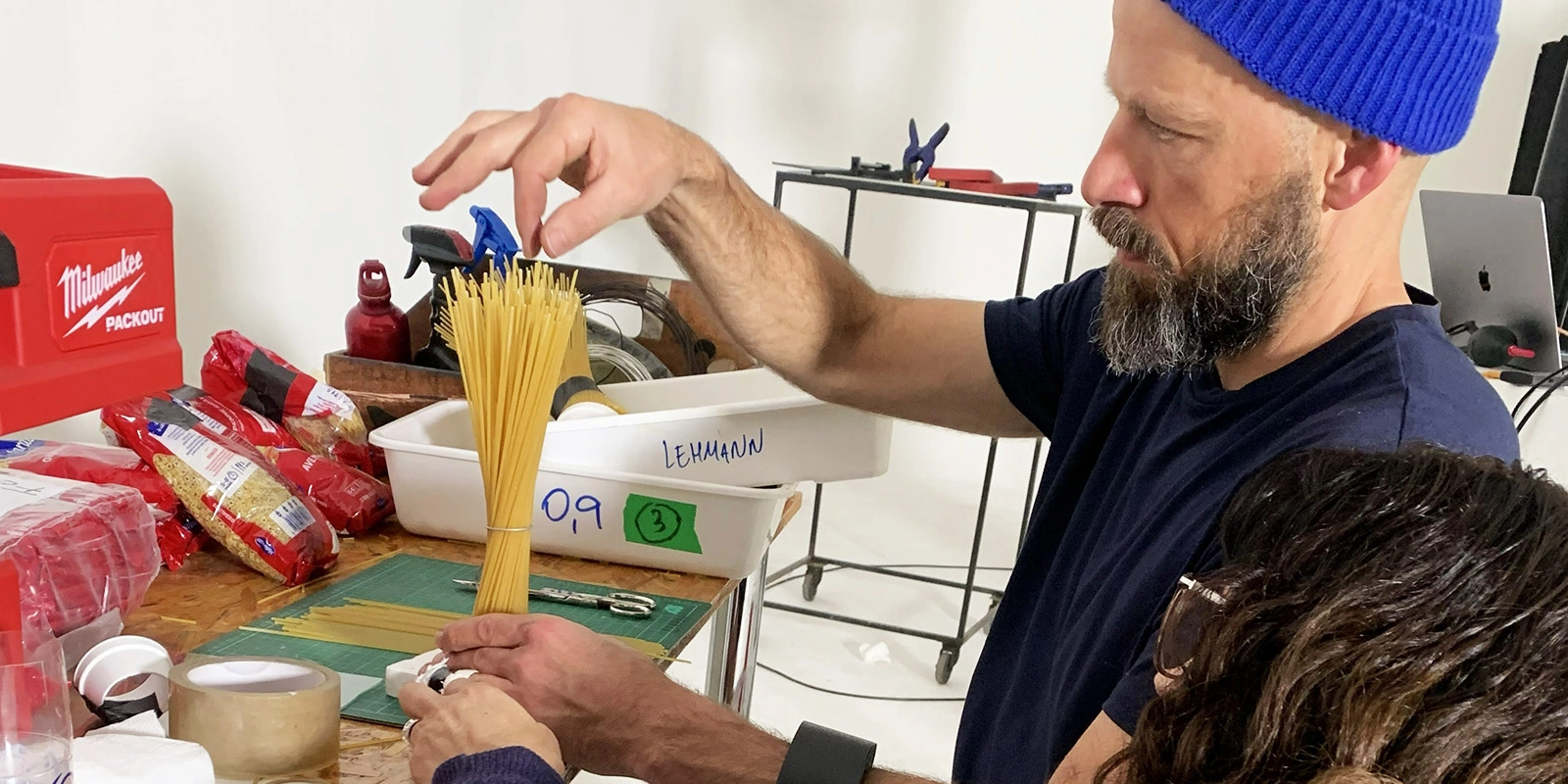 Diseñadores de Tridimage en sesión fotográfica y ajuste digital de imágenes de pasta.