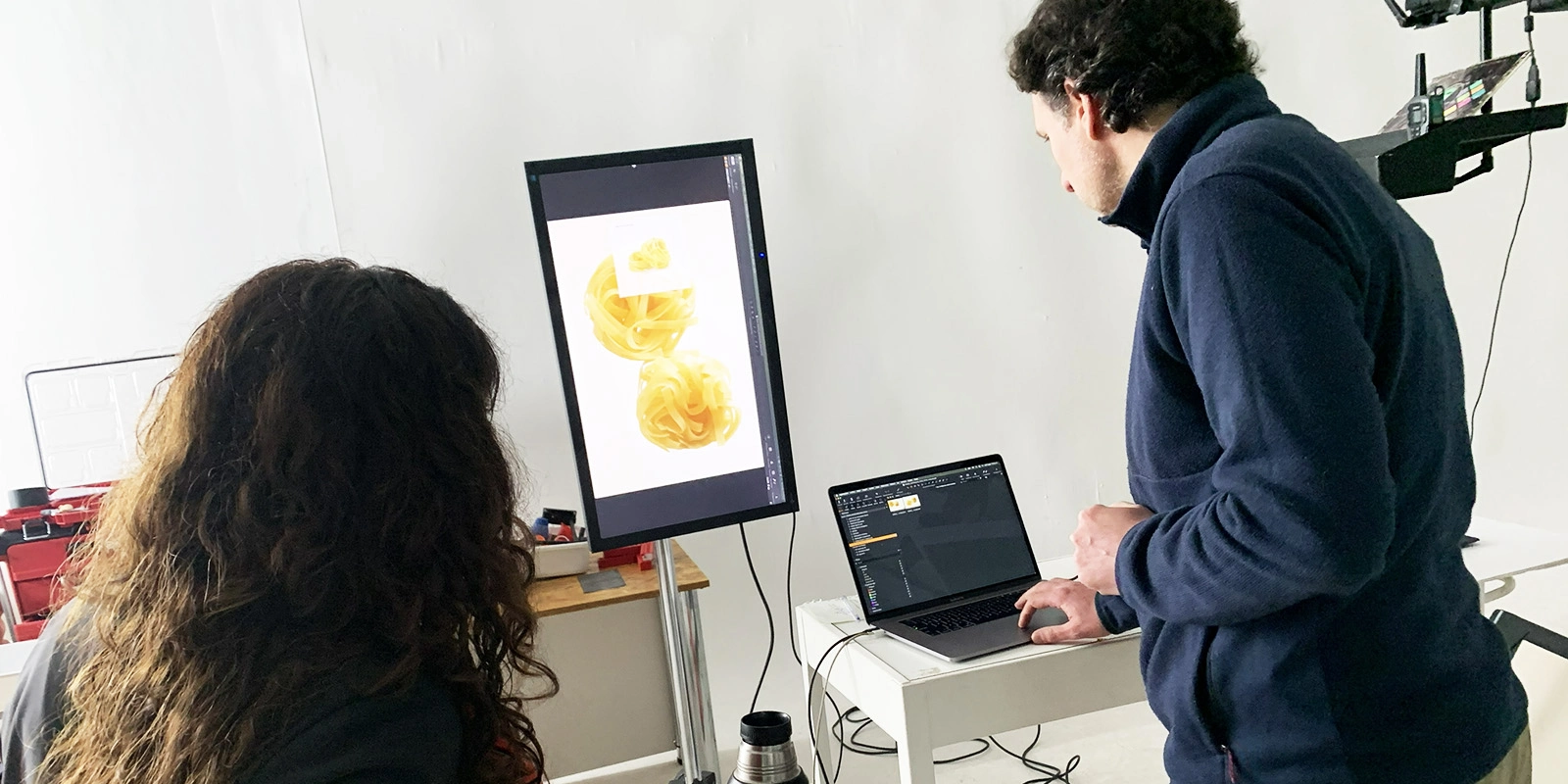 Equipo de diseño de Tridimage trabajando en la dirección de arte y fotografía de producto.