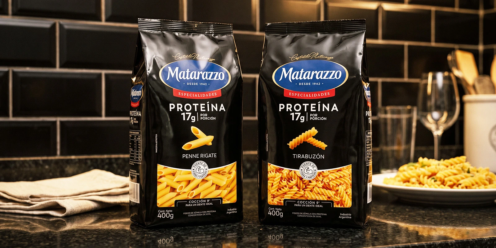 Packaging de fideos Matarazzo Especialidades Proteína en estantes oscuros de cocina moderna.