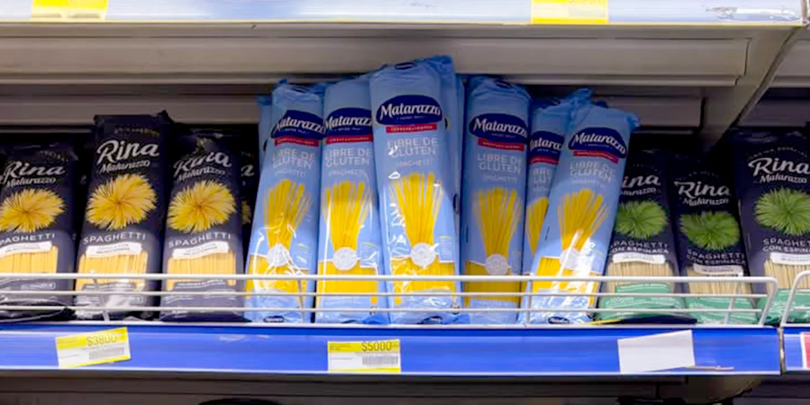 Góndola de supermercado con los distintos tipos de pasta y packaging rediseñados de Matarazzo.